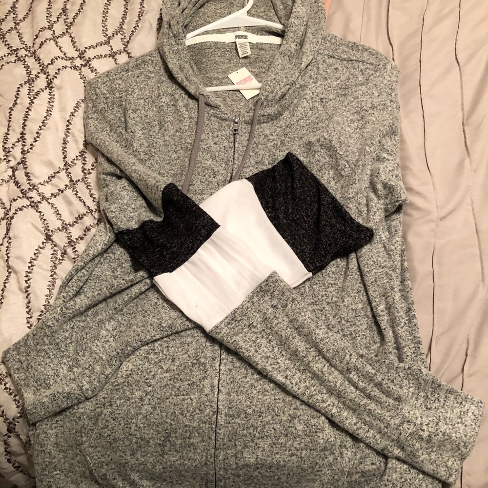 NWT sz large grey and black zip up